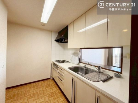 �L�b�`�� �݌˒I����[�X�y�[�X����������������A���[�͖L�x�ȃL�b�`���B��������H�����������Еt�����A��ƃX�y�[�X���L���g������K�ȋ�Ԃł��B