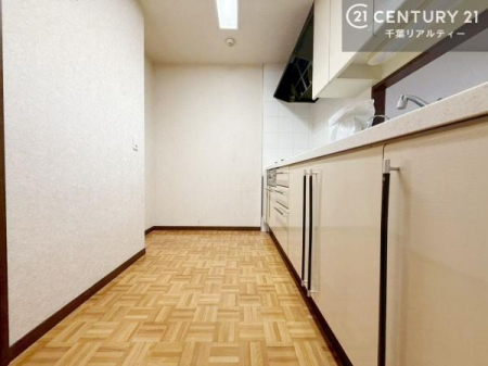 �L�b�`�� �J�E���^�[�t���L�b�`�����̗p�B�z�V��Еt�������₷���A���������Ȃ���Ƒ��Ƃ̉�b���y���߂�A�g������̗ǂ���Ԃł��B