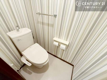 �g�C�� �f�U�C�����̂���N���X����Ԃ̃A�N�Z���g�ƂȂ����A�������ȃg�C���B�����g���ꏊ�����炱���A���肰�Ȃ�������肪�S�n�悳�����o���܂��B�������������͋C�ŁA�����������������Ԃł��B