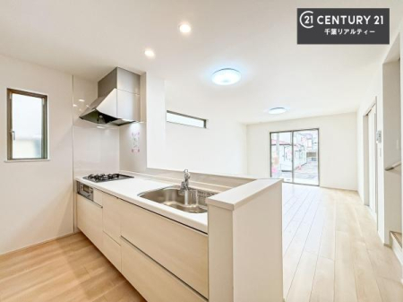 �L�b�`�� ��l�C�̑Ζʎ��V�X�e���L�b�`�����̗p���Ă��܂��I���Ƒ��̃R�~���j�P�[�V���������R�Ƒ�����݌v�ł��B
���q�l�ɂ��ڂ��͂��̂Ŋ������ł��ˁB�L�X�g���ĉ��K�ɍ�Ƃ��i�݂܂��B