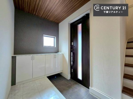 ���� �V���[�Y�{�b�N�X�t���Ȃ̂ŁA���ւ��Еt�����|�������₷���ł��I
�X�b�L���������ւŌ˂��J�����u�ԁA�������̂���S�n������Ԃ��o�}���Ă���܂��B
