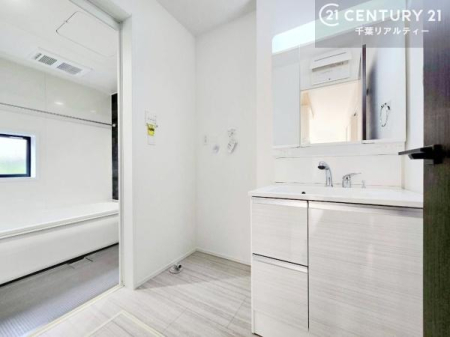 ���ʑ�E���ʏ� �O�ʋ��d�l�̐��ʏ��́A�g�����Ȃ݂����₷������I���͎��[�ɂȂ��Ă��܂��B�h���C���[�₨���ϓ����Еt������̂Ő��ʑ������X�b�L���ƌ����邱�Ƃ��o���܂��I