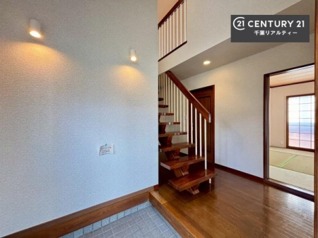 ���� �X�b�L���������ւŌ˂��J�����u�ԁA�������̂���S�n������Ԃ��o�}���Ă���܂��B