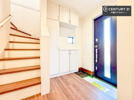 ���� ���ւ̃V���[�Y�{�b�N�X�́A���[�͗ǍD�ŌC���������萮���ł��邾���łȂ��A�㕔������I�Ƃ��Ċ��p�\�B���C�ɓ���̏�����O���[����u���΁A���q���}���邨�����ȋ�ԂɎd�オ��܂��I