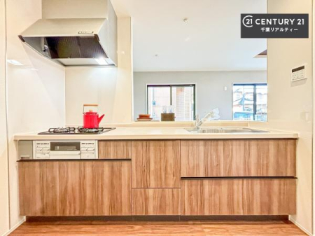 �L�b�`�� ��Ƃ肠�钲���X�y�[�X�ō�Ƃ����₷�����K�ȃL�b�`���ł��I
���q�l�ƈꏏ�ɂ��َq������y���߂�L�X�X�y�[�X�ł��B�y�����������ԂɂȂ肻���ł��ˁI