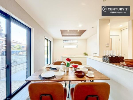 ���r���O �傫�ȑ����炽���Ղ�̗z���������閾�邢���r���O�B�J�����̂��郊�r���O�ŉƑ��c���̂��났�̎��Ԃ��߂����܂��B