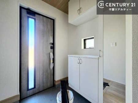 ���� �V���[�Y�N���[�N�ƃV���[�Y�{�b�N�X�̗������������ꂽ���ւ͂��ł��X�b�L���I���Ќ��n�ɂāA���[�͖L�x�ȏZ�܂��̎g����������̊����������B