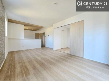 ���r���O �c����LDK�͐������������R�Ɛ����A�Ƌ�̔z�u�����₷���̂����͂ł��B�_�C�j���O�ƃ��r���O�̋��������o�����X�悭�A��Ԃ��������茩���Ă���܂��B