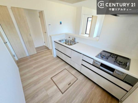 �L�b�`�� ��l�C�̑Ζʎ��V�X�e���L�b�`�����̗p���Ă��܂��I���Ƒ��̃R�~���j�P�[�V���������R�Ƒ�����݌v�ł��B
���q�l�ɂ��ڂ��͂��̂Ŋ������ł��ˁB�L�X�g���ĉ��K�ɍ�Ƃ��i�݂܂��B