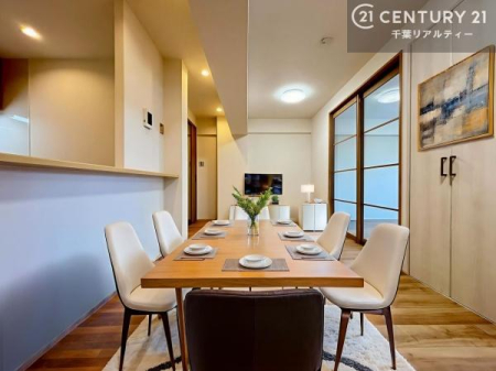 ���r���O �Ƌ��CG�p�[�X�ł��B�J�����̂���L�XLDK�I�\�t�@�[��_�C�j���O�e�[�u����u���Ă������ɂȂ�Ȃ��̂ŉ��K�ɉ߂����܂��I�R�~���j�P�[�V���������₷�����r���O�ł��I