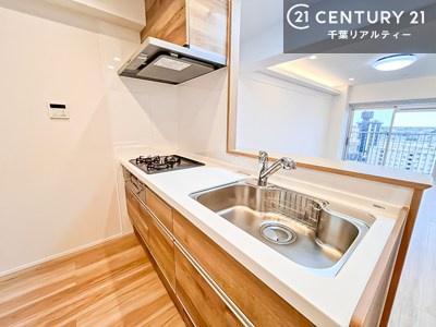 �L�b�`�� ��l�C�̑Ζʎ��V�X�e���L�b�`�����̗p���Ă��܂��I���Ƒ��̃R�~���j�P�[�V���������R�Ƒ�����݌v�ł��B
���q�l�ɂ��ڂ��͂��̂Ŋ������ł��ˁB