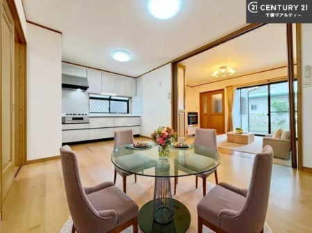 ���r���O �Ƌ��CG�p�[�X�ł��B�S�n�ǂ����r���O�͉Ƒ������R�ƏW�܂�܂��B�Ƒ��c�R�̎��Ԃ����������ł��B���Ƒ��ƁA����w�[���������Ԃ��߂��������ł��ˁB���邭�J���I�ȋ�Ԃł��B