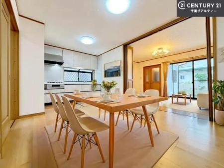 ���r���O �Ƌ��CG�p�[�X�ł��B�S�n�ǂ����r���O�͉Ƒ������R�ƏW�܂�܂��B�Ƒ��c�R�̎��Ԃ����������ł��B���Ƒ��ƁA����w�[���������Ԃ��߂��������ł��ˁB���邭�J���I�ȋ�Ԃł��B