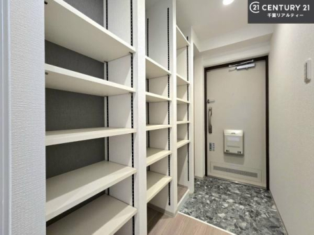 ���� �V���[�Y�{�b�N�X�t���Ȃ̂ŁA���ւ��Еt�����|�������₷���ł��I
�X�b�L���������ւŌ˂��J�����u�ԁA�������̂���S�n������Ԃ��o�}���Ă���܂��B
