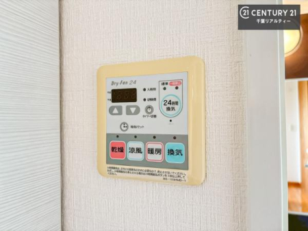 ���̑����� ����������g�[���t���Ă��閣�͓I�Ȏd�l�ł��I�~��̓q�[�g�V���b�N�̗\�h�ɂ��g���܂��B
�J�̓��ł������󕨂���������̂ŁA���󕨂����ߍ��݂ɂ����I