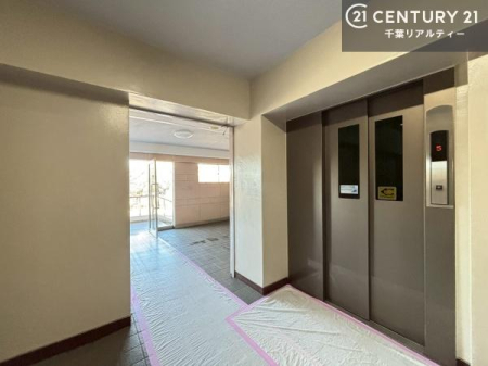 ���̑����p�� �G���x�[�^�[�����ŁA�����̈ړ����X���[�Y�B��K�ւ̃A�N�Z�X�����K�Ȃ��߁A���N�z�̕��⏬���Ȃ��q���܂����邲�ƒ�ɂ����S�ł��B���K���Ɨ��֐������˔������Z�܂��ł��B