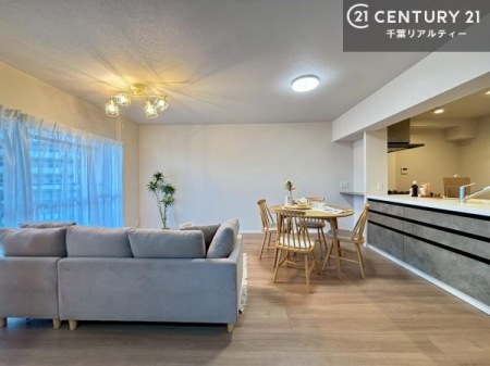 ���r���O ��؂ȉƑ����W�܂邩�炱��LDK�ɂ͂�����肽���B
�q�����������C�ɏ΂��Ȃ��瑖�����Ă���p�����������u�L���Ƃɂ��ėǂ������v�Ǝv���u�Ԃł��B