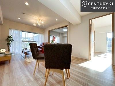 ���r���O �傫�ȑ����炽���Ղ�̗z���������閾�邢���r���O�B�J�����̂��郊�r���O�ŉƑ��c���̂��났�̎��Ԃ��߂����܂��B