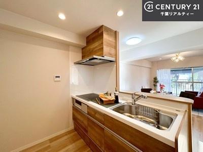 �L�b�`�� ��l�C�̑Ζʎ��V�X�e���L�b�`�����̗p���Ă��܂��I���Ƒ��̃R�~���j�P�[�V���������R�Ƒ�����݌v�ł��B
���q�l�ɂ��ڂ��͂��̂Ŋ������ł��ˁB�L�X�g���ĉ��K�ɍ�Ƃ��i�݂܂��I