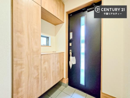 ���� �V���[�Y�{�b�N�X�t���B���ւ��Еt�����|�������₷���ł��I
�X�b�L���������ւŌ˂��J�����u�ԁA�������̂���S�n������Ԃ��o�}���Ă���܂��B