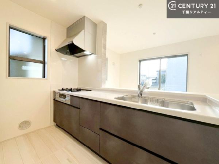 �L�b�`�� ��l�C�̑Ζʎ��V�X�e���L�b�`�����̗p���Ă��܂��I���Ƒ��̃R�~���j�P�[�V���������R�Ƒ�����݌v�ł��B
���q�l�ɂ��ڂ��͂��̂Ŋ������ł��ˁB�L�X�g���ĉ��K�ɍ�Ƃ��i�݂܂��B