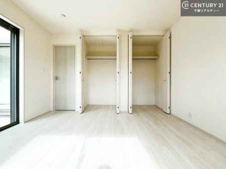 ���[ �e�����ɂ�������Ǝ��[������Ă���A�ߗނ�G�ߕ��A�����p�i�܂ŃX�b�L���Еt���܂��B