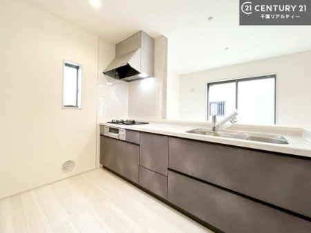 �L�b�`�� ��l�C�̑Ζʎ��V�X�e���L�b�`�����̗p���Ă��܂��I���Ƒ��̃R�~���j�P�[�V���������R�Ƒ�����݌v�ł��B
���q�l�ɂ��ڂ��͂��̂Ŋ������ł��ˁB�L�X�g���ĉ��K�ɍ�Ƃ��i�݂܂��B