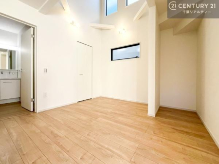 ���r���O �㕔�������ŊJ���������Ղ�I��؂ȉƑ����W�܂邩�炱��LDK�ɂ͂�����肽���B
�q�����������C�ɏ΂��Ȃ��瑖�����Ă���p�����������u�L���Ƃɂ��ėǂ������v�Ǝv���u�Ԃł��B