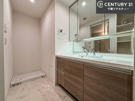 ���ʑ�E���ʏ� �O�ʋ��d�l�̐��ʏ��́A�g�����Ȃ݂����₷������I���͎��[�ɂȂ��Ă��܂��B�h���C���[�₨���ϓ����Еt������̂Ő��ʑ������X�b�L���ƌ����邱�Ƃ��o���܂��I