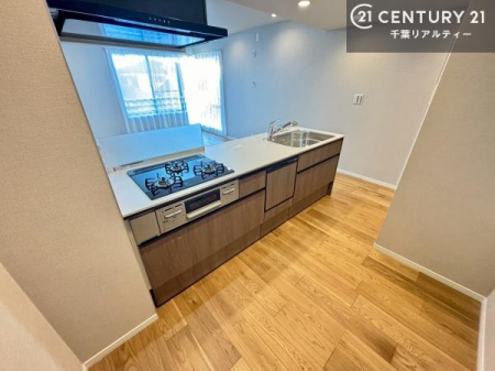 �L�b�`�� ��Ƃ肠�钲���X�y�[�X�ō�Ƃ����₷�����K�ȃL�b�`���ł��I
���q�l�ƈꏏ�ɂ��َq������y���߂�L�X�X�y�[�X�ł��B�y�����������ԂɂȂ肻���ł��ˁI