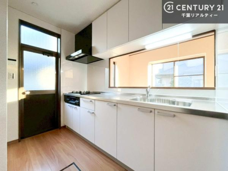 �L�b�`�� ��l�C�̑Ζʎ��V�X�e���L�b�`�����̗p���Ă��܂��I���Ƒ��̃R�~���j�P�[�V���������R�Ƒ�����݌v�ł��B
���q�l�ɂ��ڂ��͂��̂Ŋ������ł��ˁI�L�X�g���ĉ��K�ɍ�Ƃ��i�݂܂��B