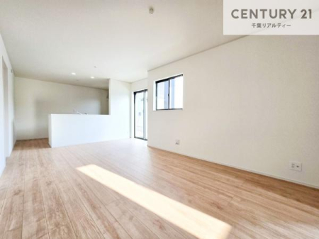 ���r���O �z���������閾�邢���r���O�B�Ƒ��c���̂��났�̎��Ԃ��߂����܂��B