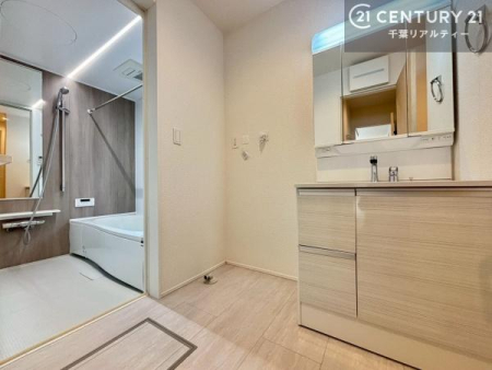 ���ʑ�E���ʏ� �O�ʋ��d�l�̐��ʏ��́A�g�����Ȃ݂����₷������I���͎��[�ɂȂ��Ă��܂��B�h���C���[�₨���ϓ����Еt������̂Ő��ʑ������X�b�L���ƌ����邱�Ƃ��o���܂��I