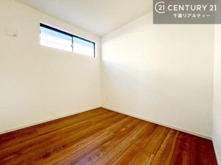 ���[ 2�K�ɂ͔[�˂�����܂��B�[�˂͎��[�����łȂ��A��̓���⏑�ނ̐����ɂ��œK�B�g��������Ő����������X���[�Y�ɂ���֗��ȋ�Ԃł��B