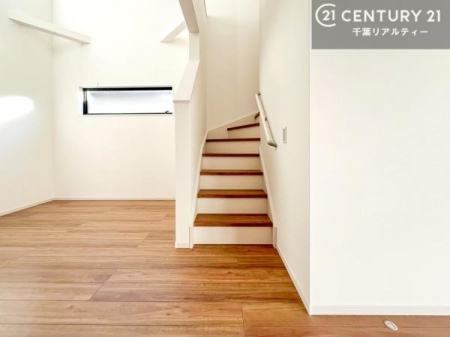 ���̑����� ���r���O�C���K�i�ŃR�~���j�P�[�V���������₷�����r���O�I�K�i�͖��邭�萠������Ă��܂��B���q�l�₲�N�z�̕������S���Ă����p�����܂��ˁI