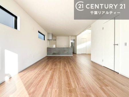 ���r���O �傫�ȑ����炽���Ղ�̗z���������閾�邢���r���O�B�J�����̂��郊�r���O�ŉƑ��c���̂��났�̎��Ԃ��߂����܂��B