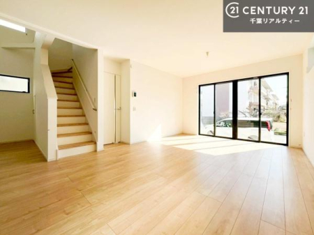 ���r���O �傫�ȑ����炽���Ղ�̗z���������閾�邢���r���O�B�J�����̂��郊�r���O�ŉƑ��c���̂��났�̎��Ԃ��߂����܂��B