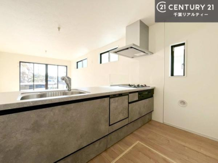 �L�b�`�� ��l�C�̑Ζʎ��V�X�e���L�b�`�����̗p���Ă��܂��I���Ƒ��̃R�~���j�P�[�V���������R�Ƒ�����݌v�ł��B
���q�l�ɂ��ڂ��͂��̂Ŋ������ł��ˁI�L�X�g���ĉ��K�ɍ�Ƃ��i�݂܂��B