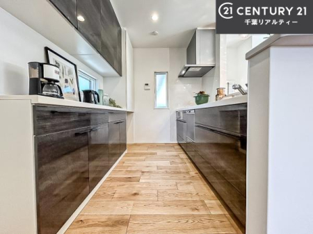 �L�b�`�� �J�b�v�{�[�h�t���̃L�b�`���ł��B
�L�b�`���͉����ƃK�`���K�`���������ł��B�d�q�����W�␆�ъ���u���܂����A��������̐H��͒I�Ɏ��[���\�ł��B