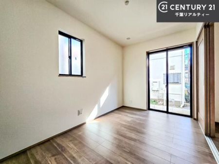 �m�� ���r���O�ɗאڂ����m���͉Ƒ��̃��C�t�X�^�C���ɍ��킹�ď_��Ɏg����֗��ȋ�ԁB�����J����΃��r���O�ƈ�̊��̂���L�X�Ƃ�����ԂɁA�߂�Η��q�p�̌��⃏�[�N�X�y�[�X�A�L�b�Y���[���Ƃ��Ă����􂵂܂��B