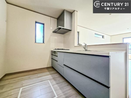 �L�b�`�� ��l�C�̑Ζʎ��V�X�e���L�b�`�����̗p���Ă��܂��I���Ƒ��̃R�~���j�P�[�V���������R�Ƒ�����݌v�ł��B
���q�l�ɂ��ڂ��͂��̂Ŋ������ł��ˁB�L�X�g���ĉ��K�ɍ�Ƃ��i�݂܂��B