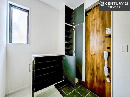 ���� �V���[�Y�{�b�N�X�t���Ȃ̂ŁA���ւ��Еt�����|�������₷���ł��I
�X�b�L���������ւŌ˂��J�����u�ԁA�������̂���S�n������Ԃ��o�}���Ă���܂��B
