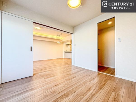 �m�� ���r���O�ɗאڂ����m���͉Ƒ��̃��C�t�X�^�C���ɍ��킹�ď_��Ɏg����֗��ȋ�ԁB�����J����΃��r���O�ƈ�̊��̂���L�X�Ƃ�����ԂɁA�߂�Η��q�p�̌��⃏�[�N�X�y�[�X�A�L�b�Y���[���Ƃ��Ă����􂵂܂��B