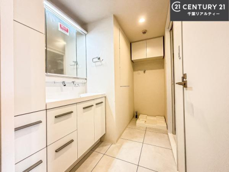 ���ʑ�E���ʏ� �O�ʋ��d�l�̐��ʏ��́A�g�����Ȃ݂����₷������I���͎��[�ɂȂ��Ă��܂��B�h���C���[�₨���ϓ����Еt������̂Ő��ʑ������X�b�L���ƌ����邱�Ƃ��o���܂��I