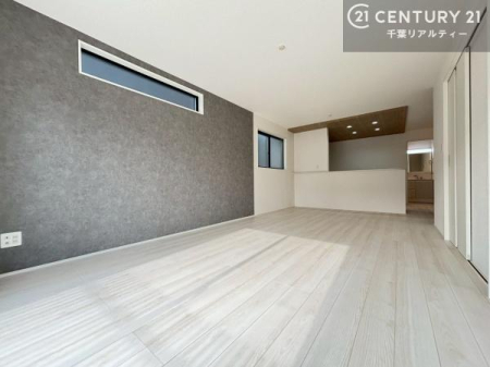 ���r���O ���r���O�̈�ʂɂ̓A�N�Z���g�N���X���̗p���A��Ԃɂ��肰�Ȃ����Ɖ��s�����v���X�B�V���v���Ȓ��ɂ��f�U�C��������������d�オ��ŁA�Ƌ��C���e���A�����������f���郊�r���O��Ԃł��B