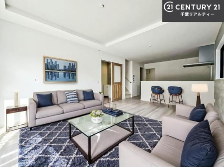 ���r���O �Ƌ��CG�p�[�X�ł��B�傫�ȑ����炽���Ղ�̗z���������閾�邢���r���O�B�J�����̂��郊�r���O�ŉƑ��c���̂��났�̎��Ԃ��߂����܂��B