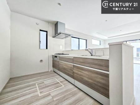 �L�b�`�� ��l�C�̑Ζʎ��V�X�e���L�b�`�����̗p���Ă��܂��I���Ƒ��̃R�~���j�P�[�V���������R�Ƒ�����݌v�ł��B
���q�l�ɂ��ڂ��͂��̂Ŋ������ł��ˁB�L�X�g���ĉ��K�ɍ�Ƃ��i�݂܂��B