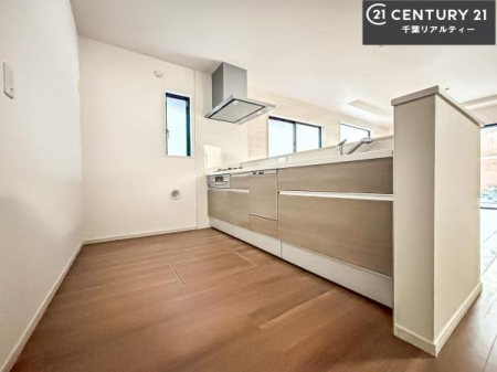 �L�b�`�� ��l�C�̑Ζʎ��V�X�e���L�b�`�����̗p���Ă��܂��I���Ƒ��̃R�~���j�P�[�V���������R�Ƒ�����݌v�ł��B
���q�l�ɂ��ڂ��͂��̂Ŋ������ł��ˁB�L�X�g���ĉ��K�ɍ�Ƃ��i�݂܂��B