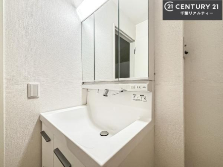 ���ʑ�E���ʏ� �O�ʋ��d�l�̐��ʏ��́A�g�����Ȃ݂����₷������I���͎��[�ɂȂ��Ă��܂��B�h���C���[�₨���ϓ����Еt������̂Ő��ʑ������X�b�L���ƌ����邱�Ƃ��o���܂��I