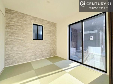 �a�� ��̍��肪�S�n�悭�A�q�Ԃ₨�q���܂̗V�я�A���Q�X�y�[�X�ȂǑ��ړI�ɂ��g�����������܂��B
���r���O�ɗאڂ��Ă��邽�߁A�����˂��J����΍L�X�Ƃ�����̊��̂����ԂɁA�߂�Ό��Ƃ��Ă����p�\�B